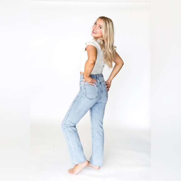 NWT Pink Lily Light Wash Mom Jeans - Picture 4 of 12